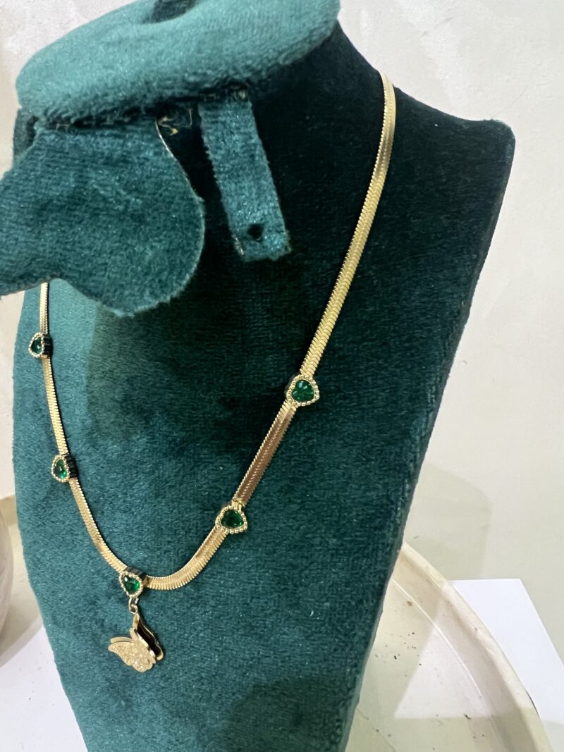 Collier Plaqué Or avec Pendentif Papillon et Cœurs Verts – Élégance et Nature Féminine