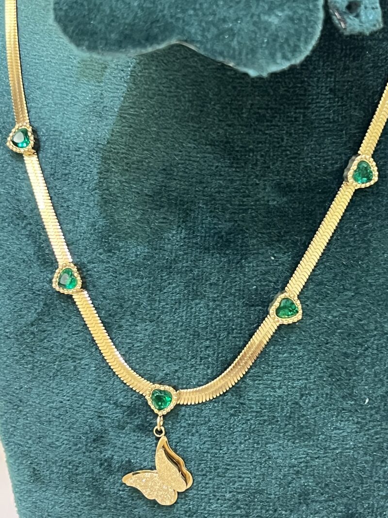 Collier Plaqué Or avec Pendentif Papillon et Cœurs Verts – Élégance et Nature Féminine