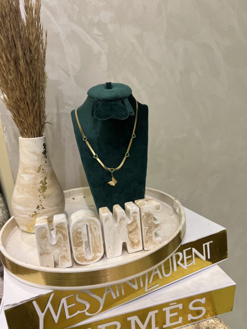 Collier Plaqué Or avec Pendentif Papillon et Cœurs Verts – Élégance et Nature Féminine