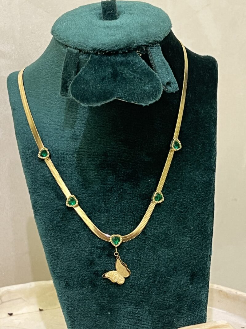 Collier Plaqué Or avec Pendentif Papillon et Cœurs Verts – Élégance et Nature Féminine